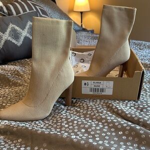 NWOT Journee Collection Elissa Nude Heeled Ankle Boots 8.5
